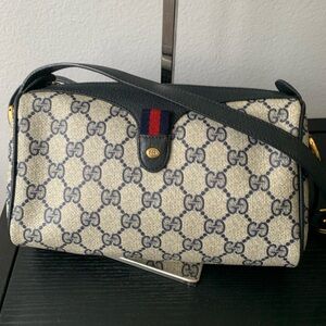 (55) GUCCI 80s Navy Crossbody
